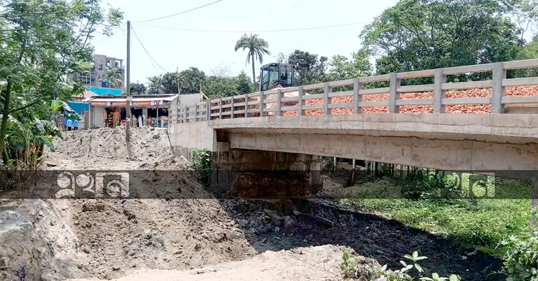 সেতুর নিচ থেকে সংযোগ সড়কের মাটি কাটা হয়েছে